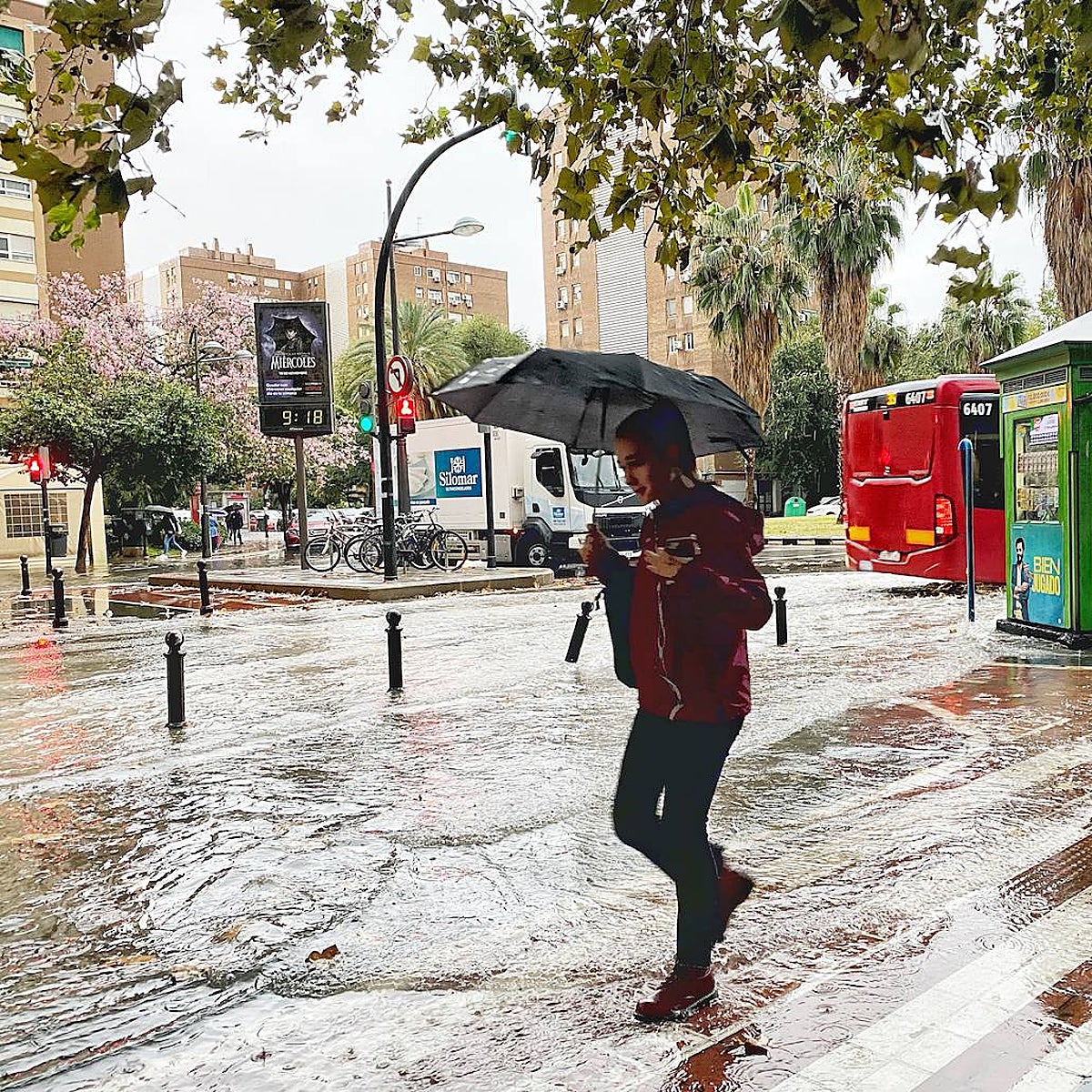Las lluvias inundan calles con coches atrapados y obligan a desviar vuelos en la Comunidad Valenciana