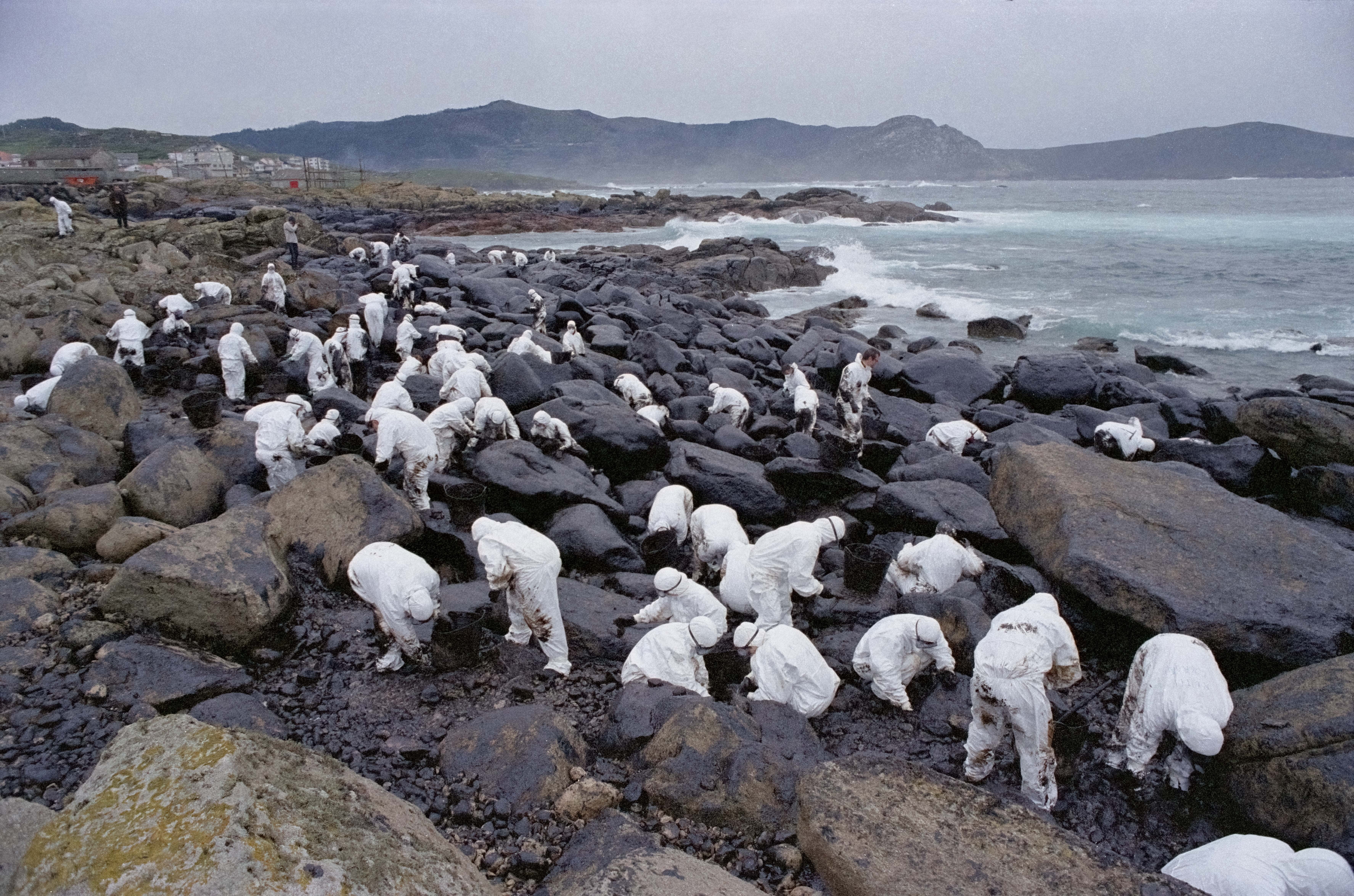Voluntarios limpian la costa de la localidad gallega de Muxía 