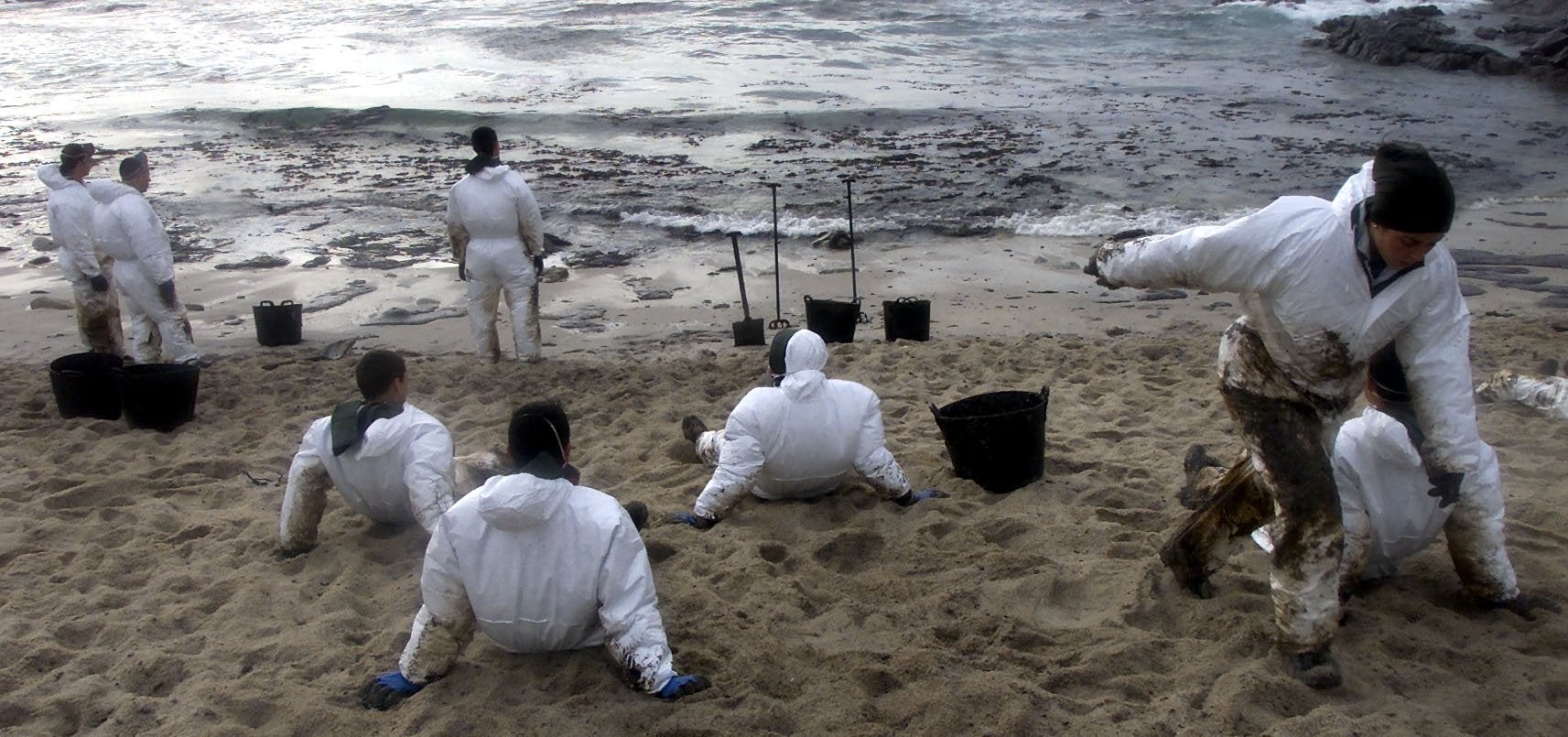 Grupo de militares de la agrupación El Goloso trabajando en las tareas de limpieza en la playa de Lira 