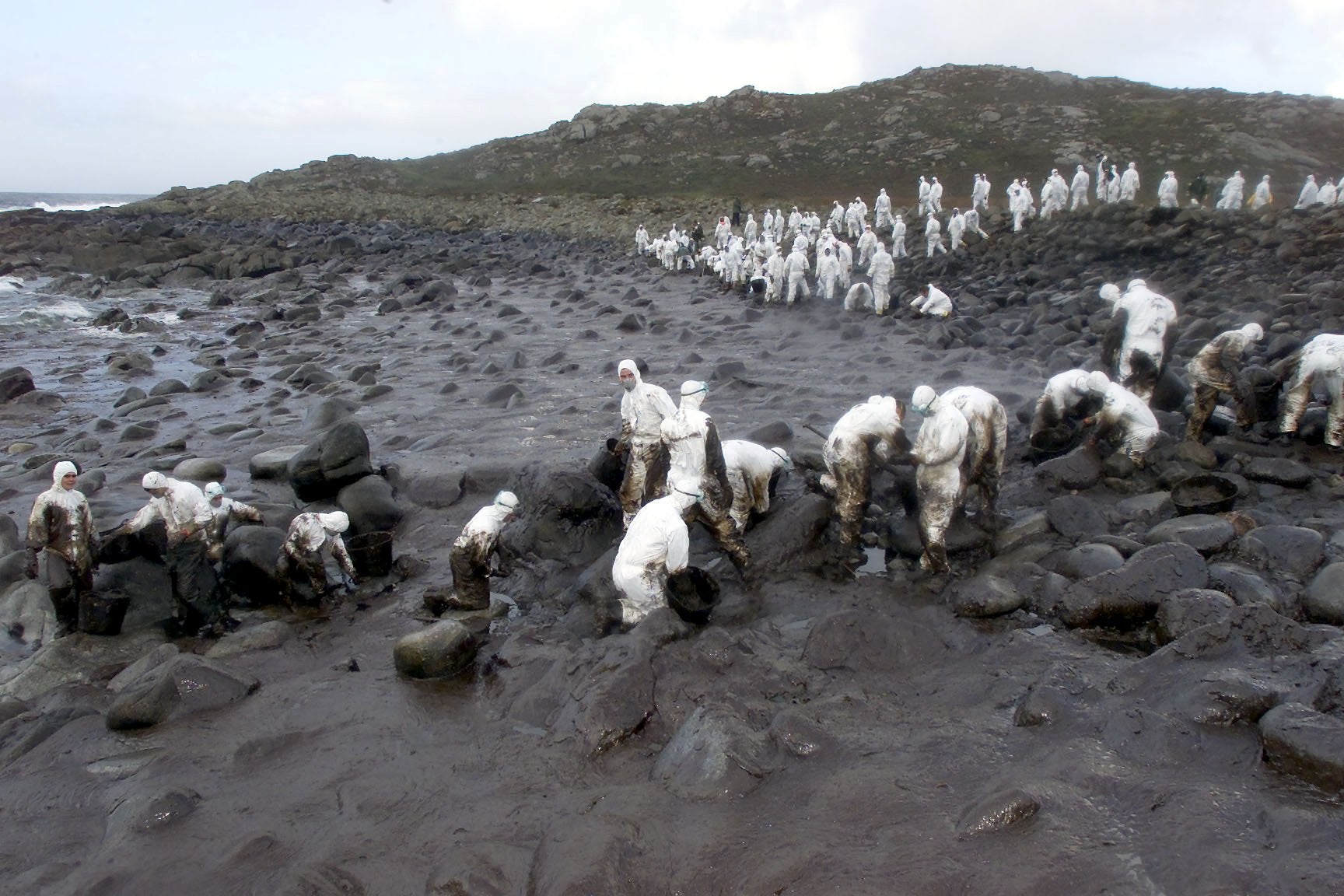 Tareas de limpieza en el cabo de Touriñán