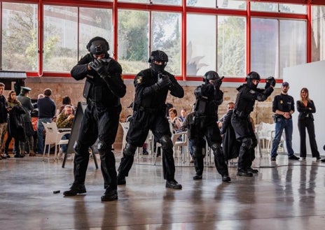 Imagen secundaria 1 - Arriba, 'legionarios' romanos observan sus cascos. Sobre estas líneas una exhibición y la interpretación vocal del pasodoble 'Las Corsarias'