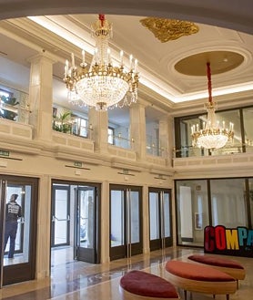 Imagen secundaria 2 - Arriba, la fachada del teatro que recupera las esculutras que ya lució en su primera etapa y que se inspiran en la 'Suite Iberia' de Albéniz. Sobre estas líneas, patio de butacas y vestíbulo del teatro