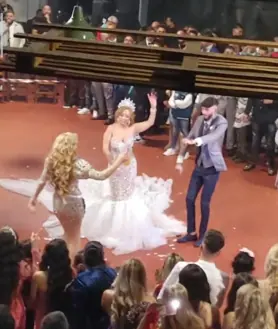 Imagen secundaria 2 - En El Álamo, una pedida acabó en reyerta con lanzamiento de vallas entre los asistentes tras una discusión por un organillo;  en la otra imagen, celebración de la boda en El Rancho