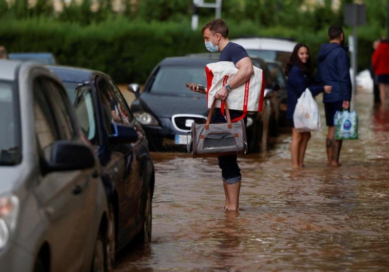 Las trombas de agua en Valencia bloquean temporalmente las autovías de Madrid y Alicante y el aeropuerto