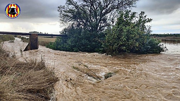 Desbordamiento en una zona de campo de Manises.