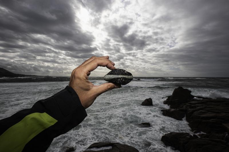 Una piedra envuelta en chapapote en el concello coruñés de Carnota en 2022
