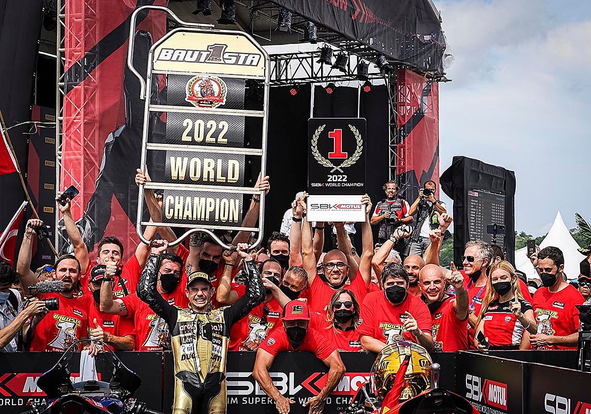 Álvaro Bautista festeja el triunfo