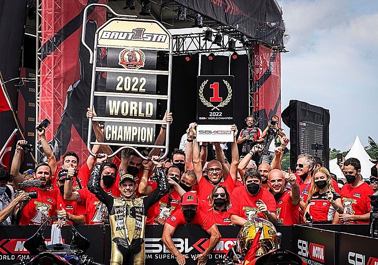 El talaverano Álvaro Bautista, rey mundial de Superbike