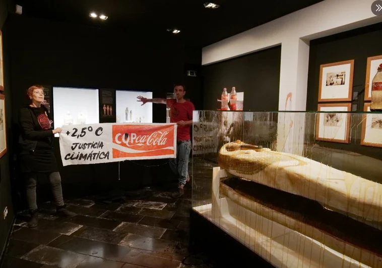 Dos activistas manchan un vitrina y una pared del Museo Egipcio de Barcelona por la crisis climática
