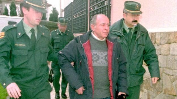 El capitán del Prestige, Apóstolos Mangouras, custodiado por la Guardia Civil para prestar declaración en diciembre de 2002