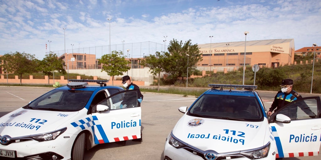 Un turismo se estampa de madrugada contra un edificio en Salamanca