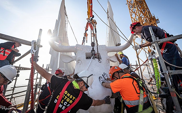 Imagen principal - El buey que coronará la torre de San Lucas de la Sagrada Familia