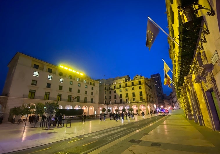 Un hombre se enfrenta a 17 años de cárcel por robar y agredir sexualmente a la dueña de un bar en Alicante