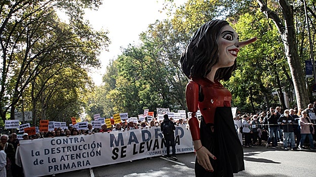 Imagen del ninot de Isabel Díaz Ayuso en la manifestación celebrada este domingo en Madrid