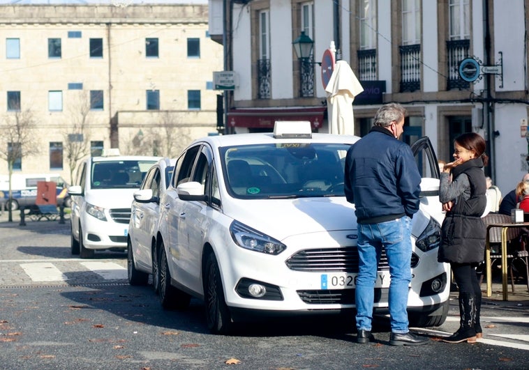 Las críticas por la escasez de taxis en Santiago se mantienen pese al fin de la campaña estival