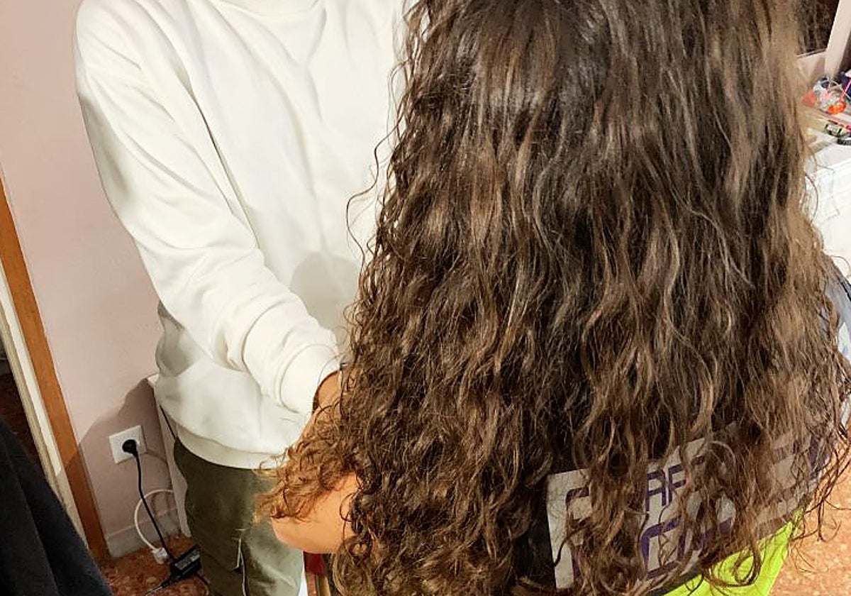 Una agente detiene al sospechoso de abusar de su vecina de tres años