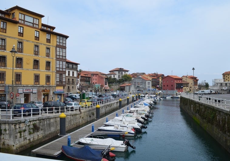 «El ganado está suelto, huele a abono y los gallos cantan pronto», las advertencias de Llanes a los turistas de ciudad