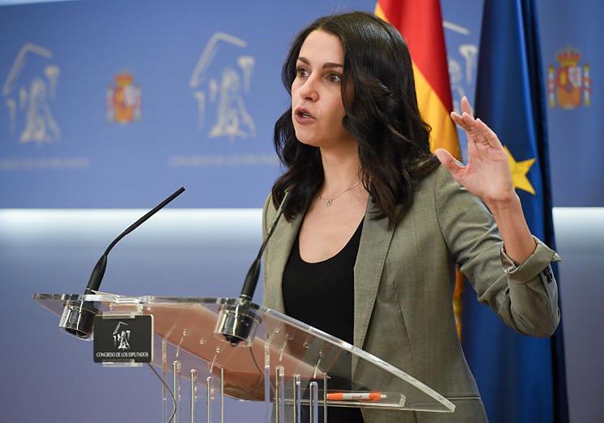 La presidenta de Ciudadanos, Inés Arrimadas, durante una rueda de prensa en el Congreso