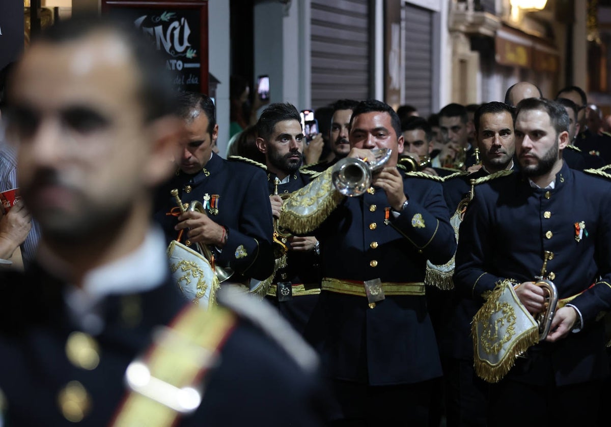 La banda de la Salud abriendo la procesión triunfal de la Virgen de la Paz tras su coronación, el 15 de octubre