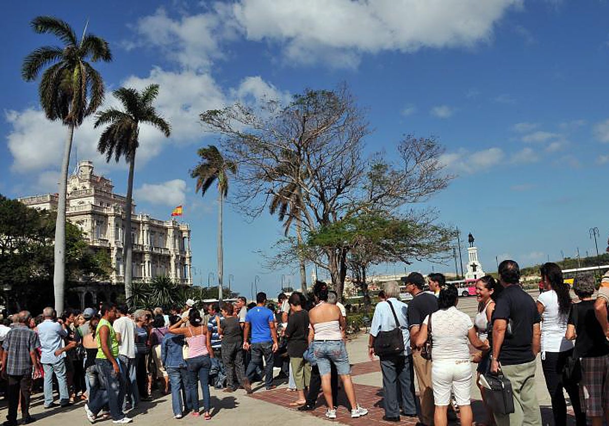 Cientos de cubanos, en diciembre de 2008, haciendo cola ante el Consultado de España en La Habana para solicitar la nacionalidad española al amparo de la 'ley de nietos', de la eraZapatero