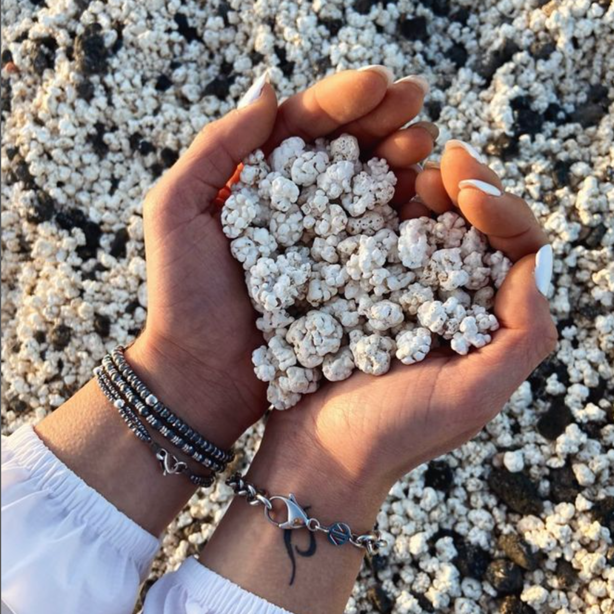 Popcorn Beach, dónde está la playa cubierta de 'palomitas' que se ha hecho viral