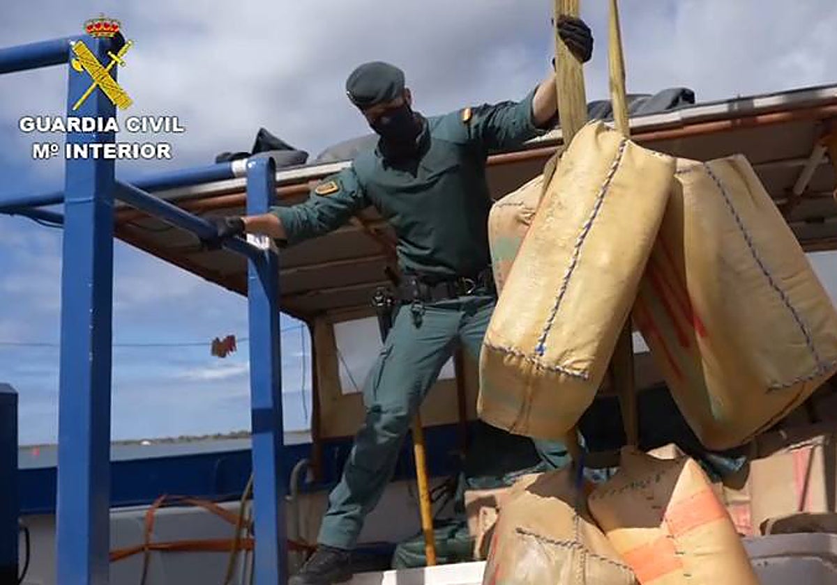 Varios fardos encontrados en uno de los barcos