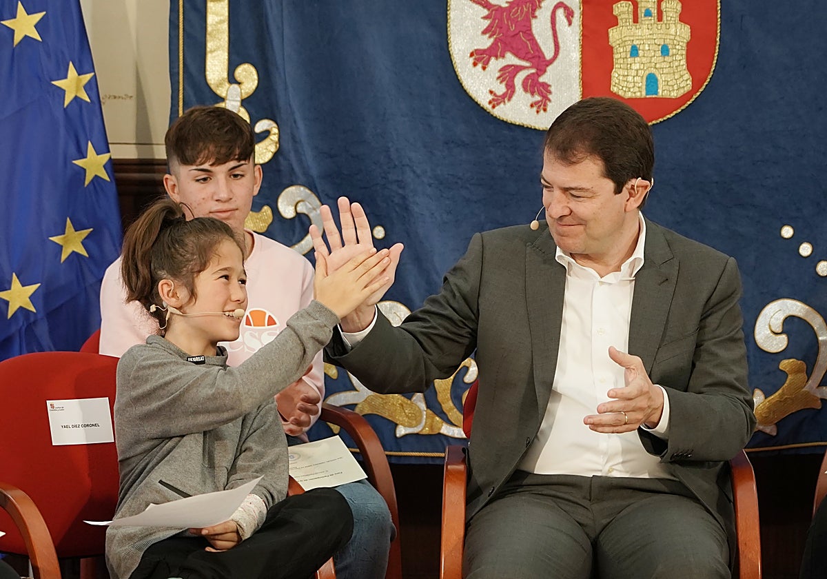 El presidente de la Junta saluda a una de las niñas integrantes del Foro de participación de la infancia y adolescencia