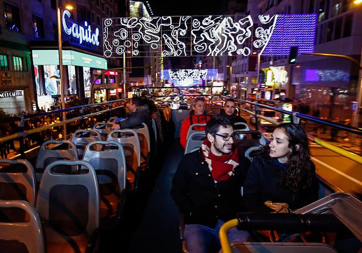 El autobús de la Navidad recorre la Gran Vía madrileña, en una imagen de archivo