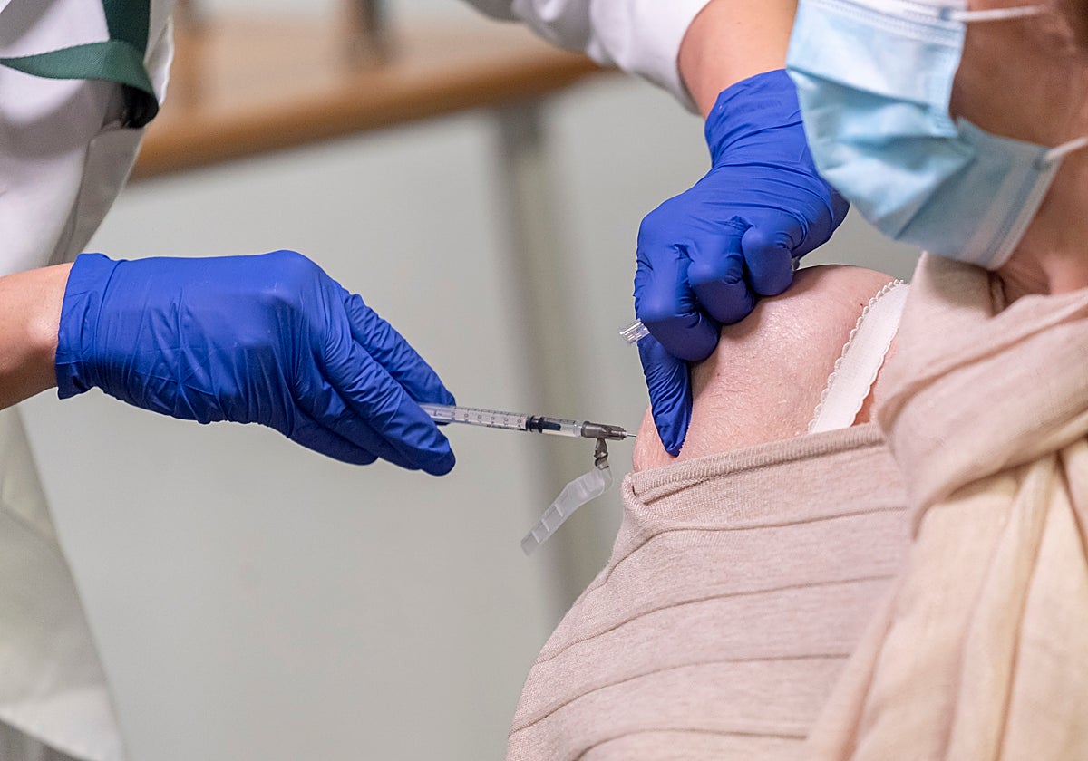 Imagen de archivo de la vacunación contra el coronavirus en Valencia