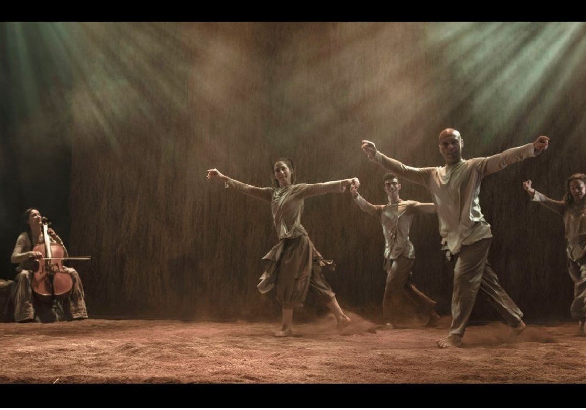 Los bailarines durante la representación de 'Leira' de la compañía Nova Galega de Danza