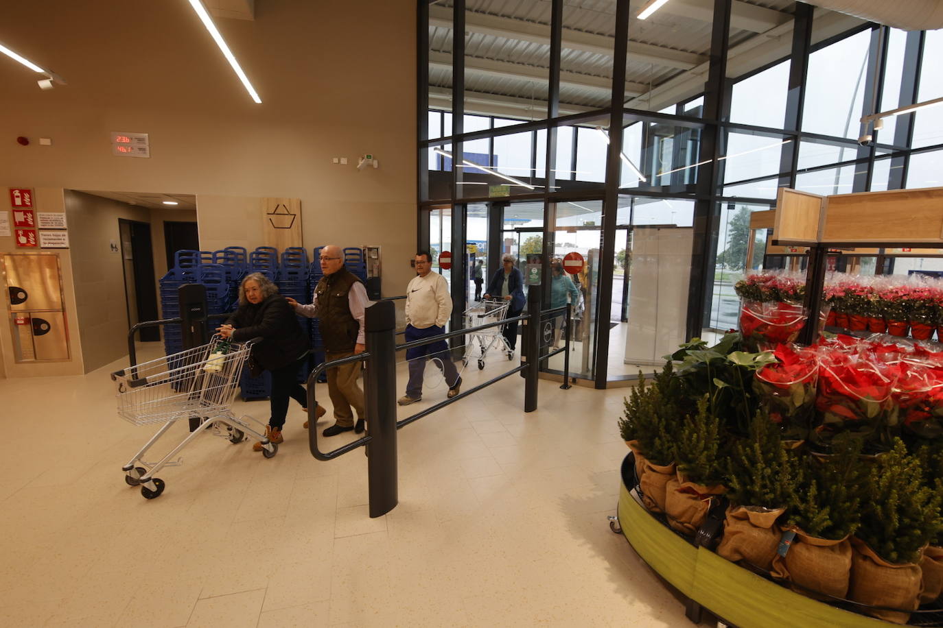 La inauguración del nuevo Lidl de la carretera de Palma del Río, en imágenes