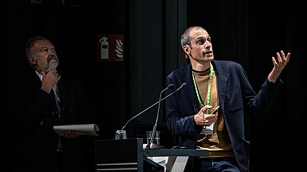 Imagen de la intervención de Peio Oria en la primera jornada del Meteocom en CaixaForum Valencia. Al fondo, jorge Tamayo