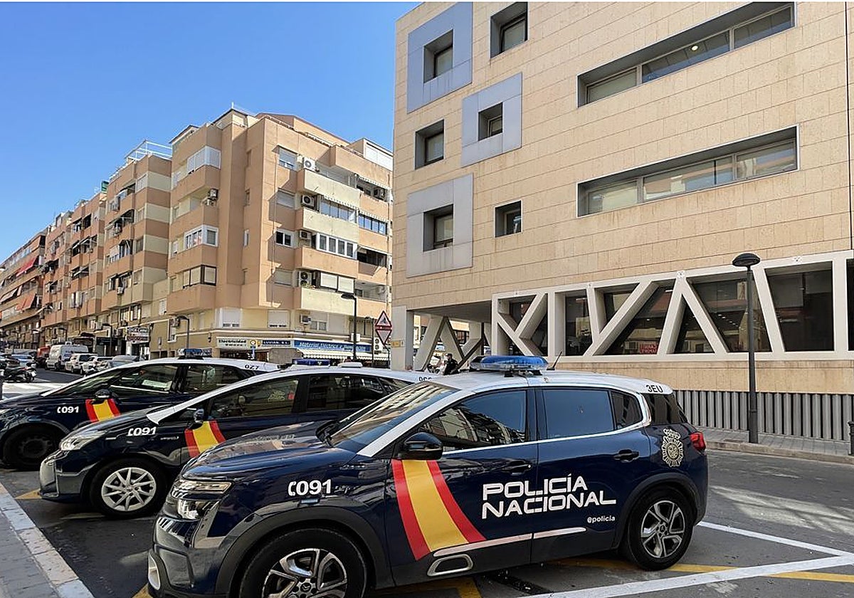 Vehículos policiales aparcados junto a la Comisaría Provincial de Alicante.
