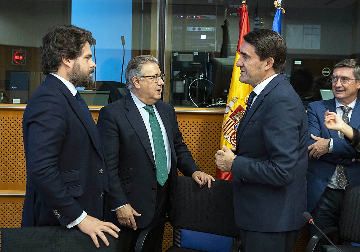 Quiñones mantiene reuniones en Bruselas para informar de las consecuencias que está teniendo la política proteccionista del Gobierno respecto al lobo