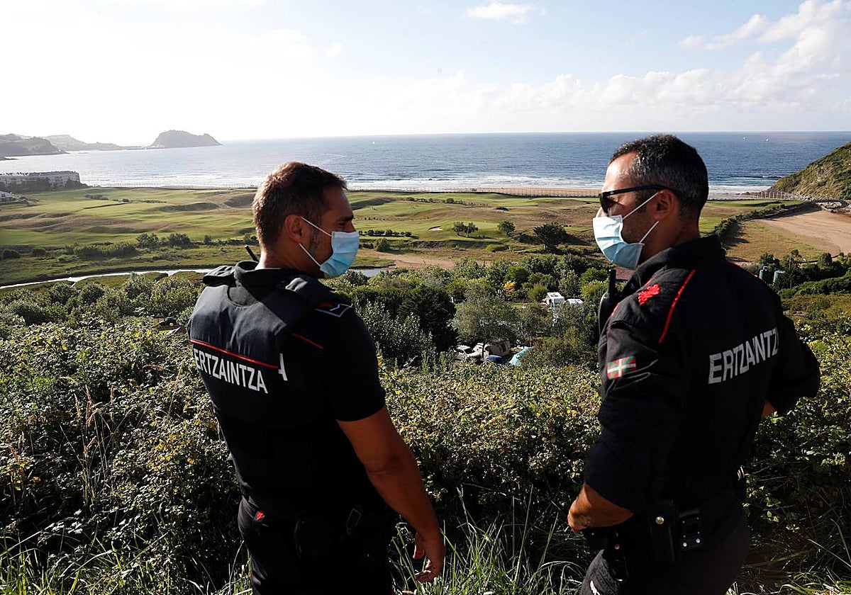 Dos ertzainas vigilan la costa de Zarauz