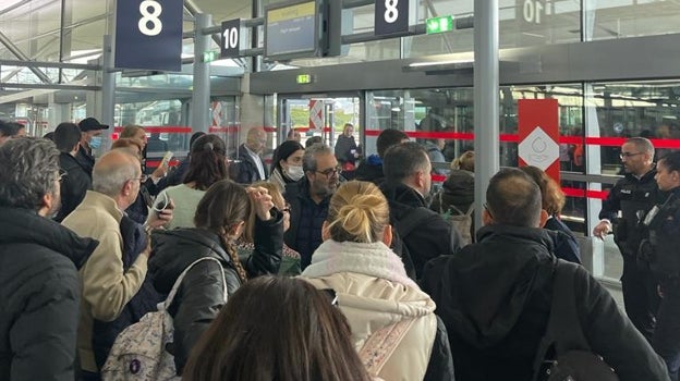 Imagen de los pasajeros afectados esperando para embarcar con destino Alicante en el aeropuerto de París