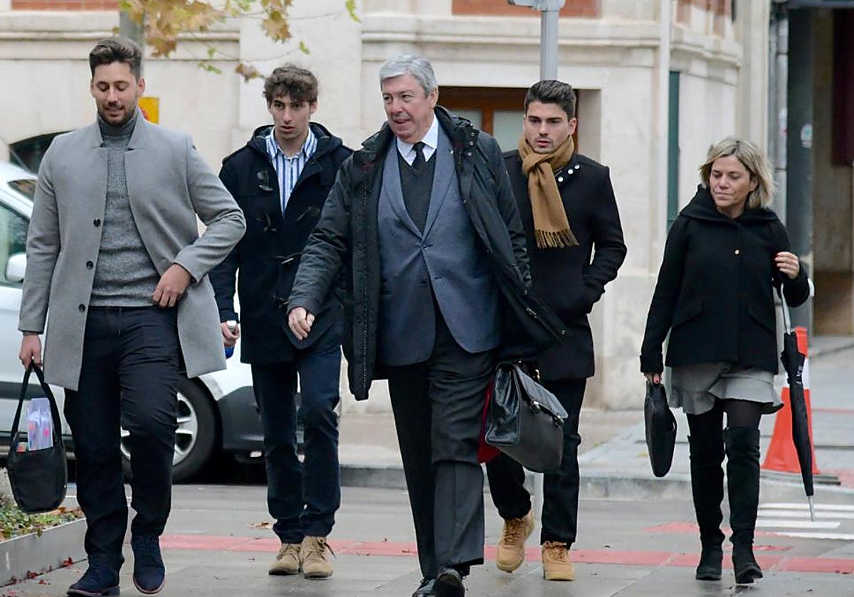 Los jugadores llegando a los juzgados en compañía de sus letrados en 2019