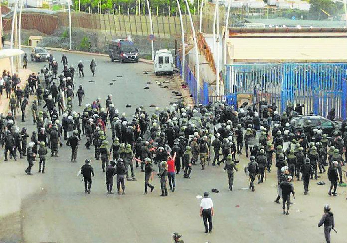 Imagen tomada durante el asalto a la valla de Melilla el pasado mes de junio