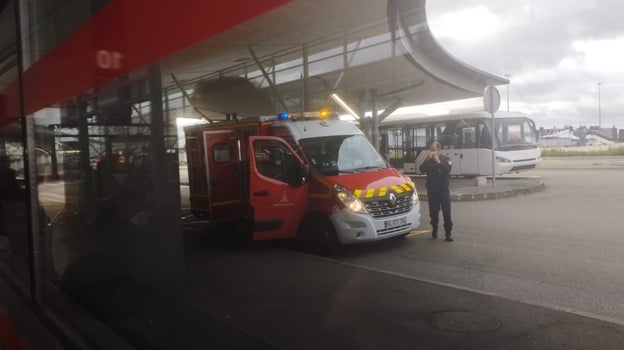 Imagen de los servicios médicos asistiendo a una de las pasajeras afectadas en el aeropuerto de París