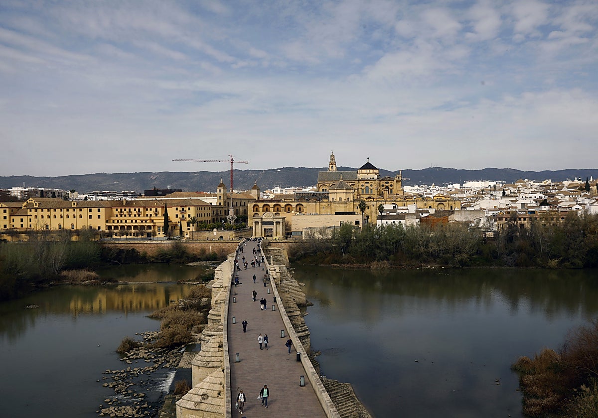 Vista del Puente Romano con personas paseando