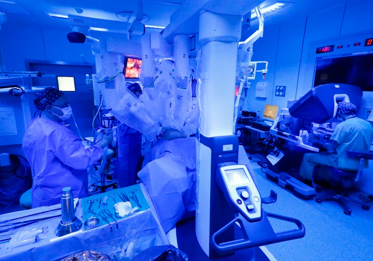 El primer paciente operado por un «robot cirujano» en el hospital La Fe de Valencia
