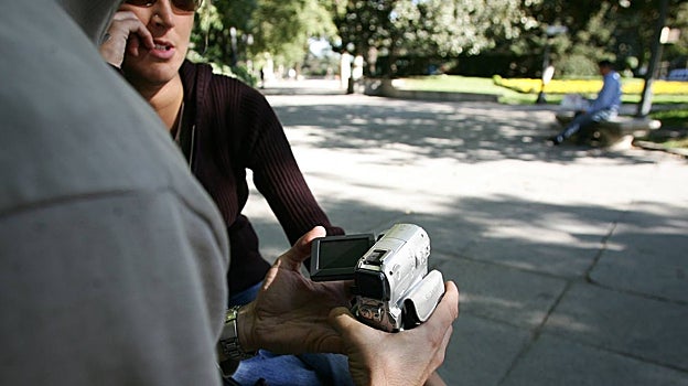 Detective privado haciendo un trabajo de seguimiento