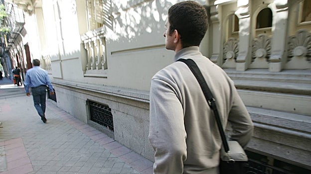 Un detective privado, durante su trabajo