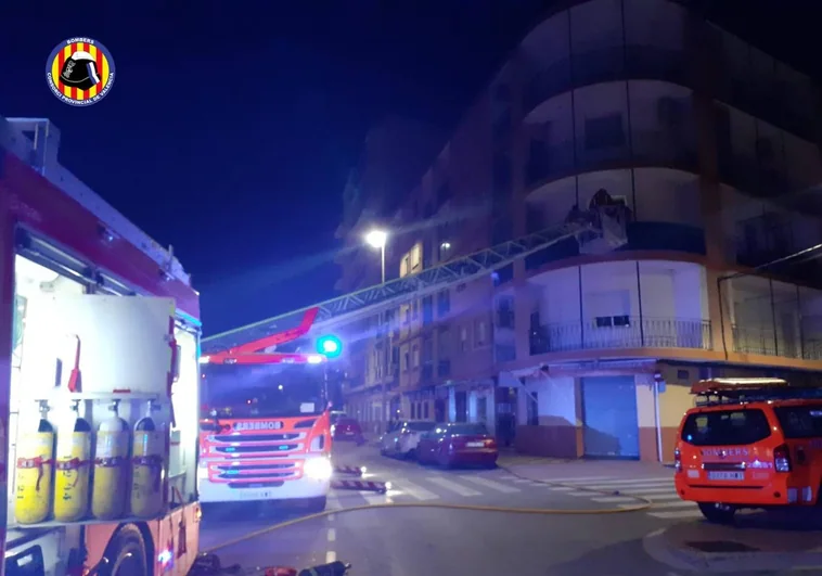 Los bomberos rescatan a diez personas del incendio de un edificio en  Puçol