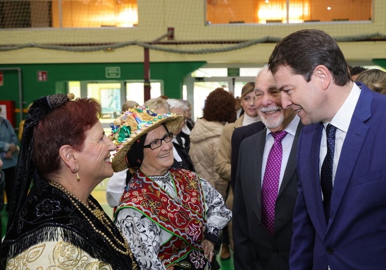 Mañueco pide a quienes emigraron al País Vasco que ejerzan de «embajadores» de Castilla y León