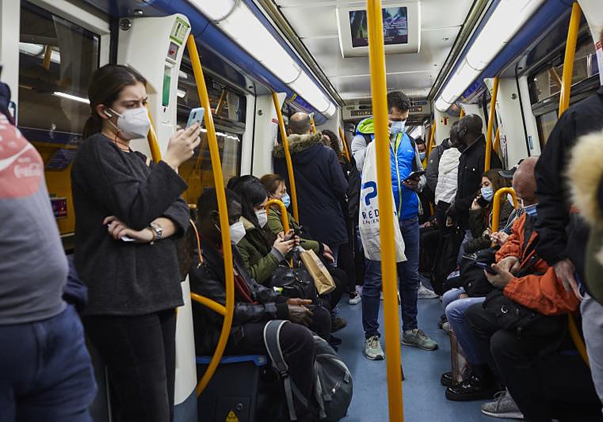 Interior de un vagón de metro de Madrid