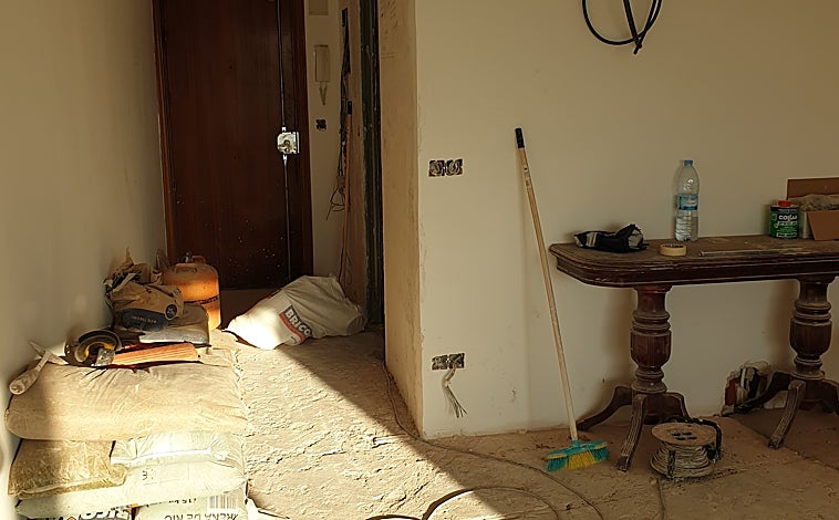 Imagen principal - Estado de tres viviendas tras las reformas paralizadas por Alda Home