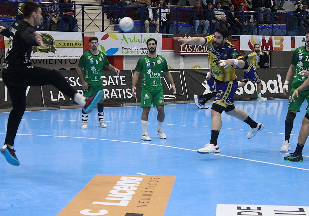 Javi García lanza a portería en un ataque del Ximénez ante el Cuenca