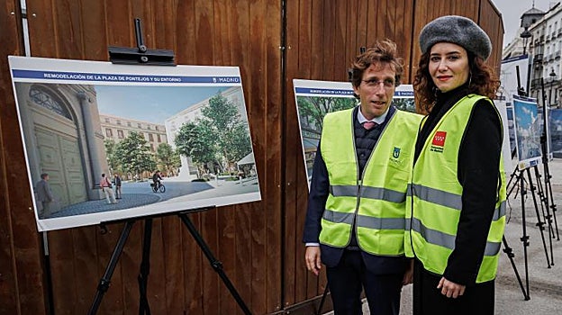 Almeida y Ayuso, este lunes, durante la visita a las obras de la Puerta del Sol