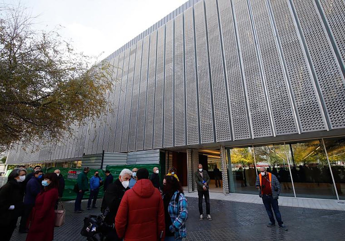 Fachada principal de la Biblioteca Pública del Estado en los Jardines de la Agricultura